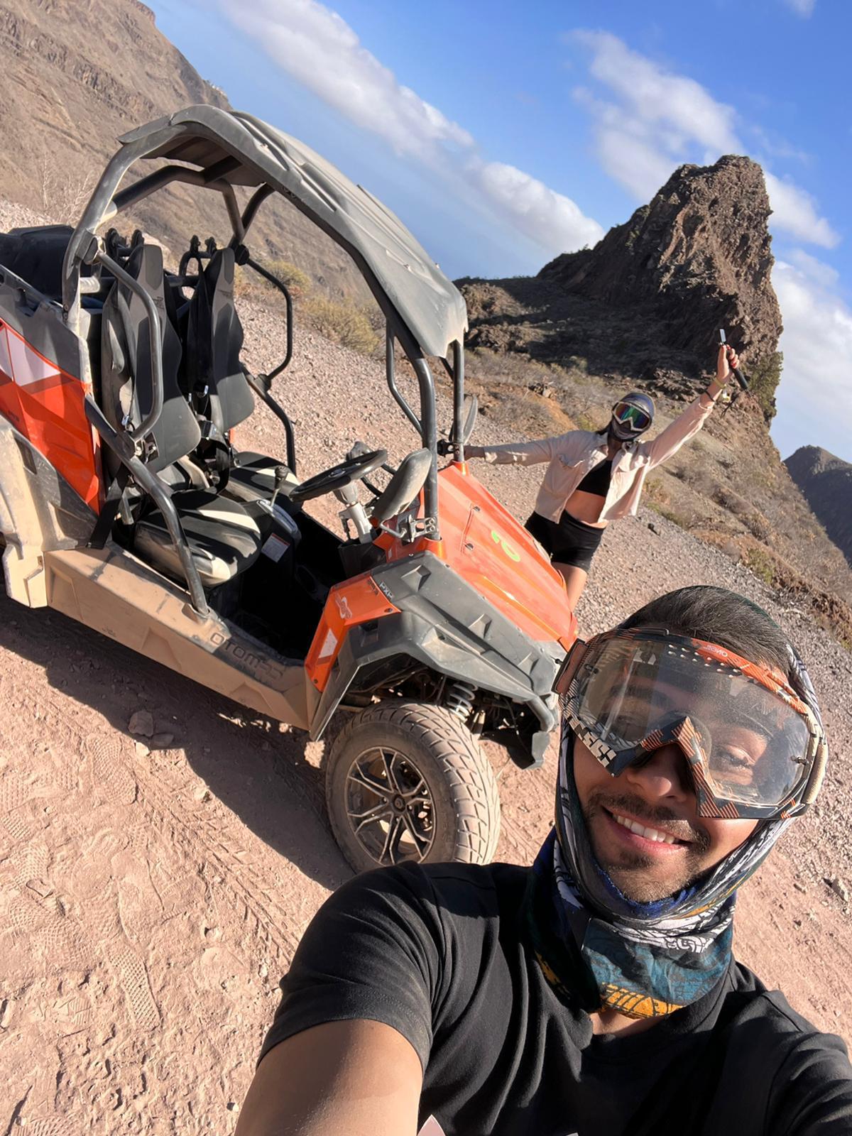 Clientes con su buggy en el paisaje volcánico del sur de Gran Canaria