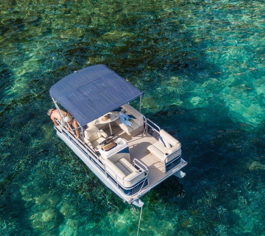 Catamarán fondeado en aguas turquesas de la costa de Mogán