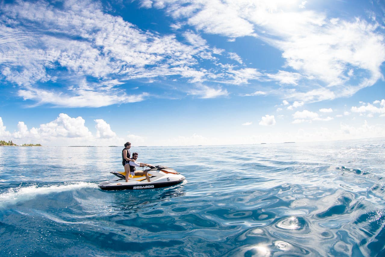 Dos personas en moto de agua sobre aguas turquesas de Gran Canaria