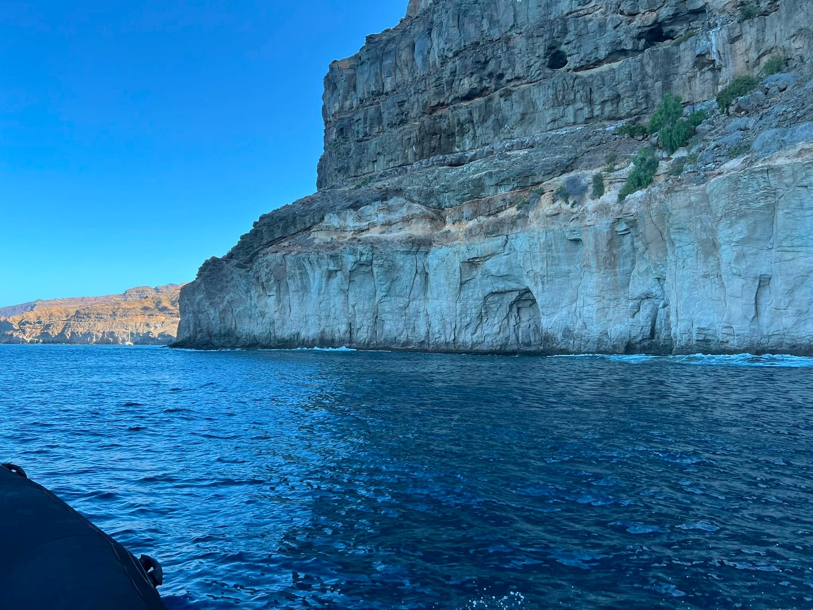Kliffen aan de westkust van Gran Canaria, gezien vanaf de speedboot