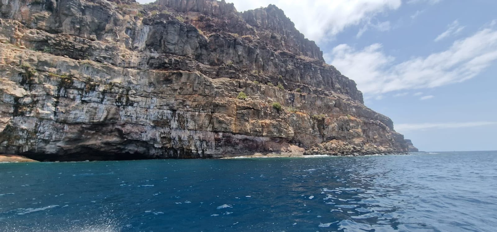 Kliffen aan de westkust van Gran Canaria, gezien vanaf de speedboot