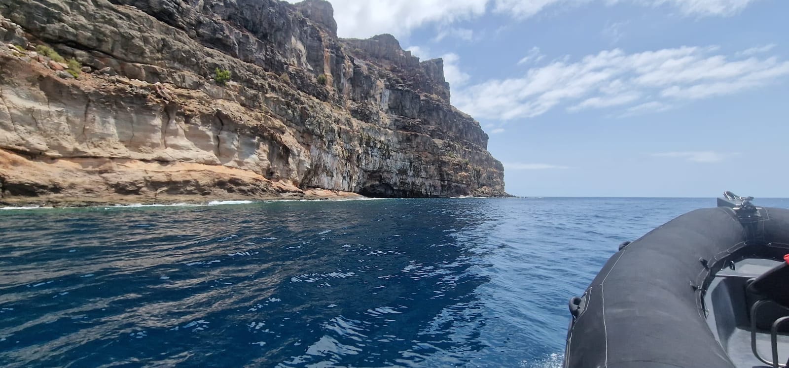 Kliffen aan de westkust van Gran Canaria, gezien vanaf de speedboot