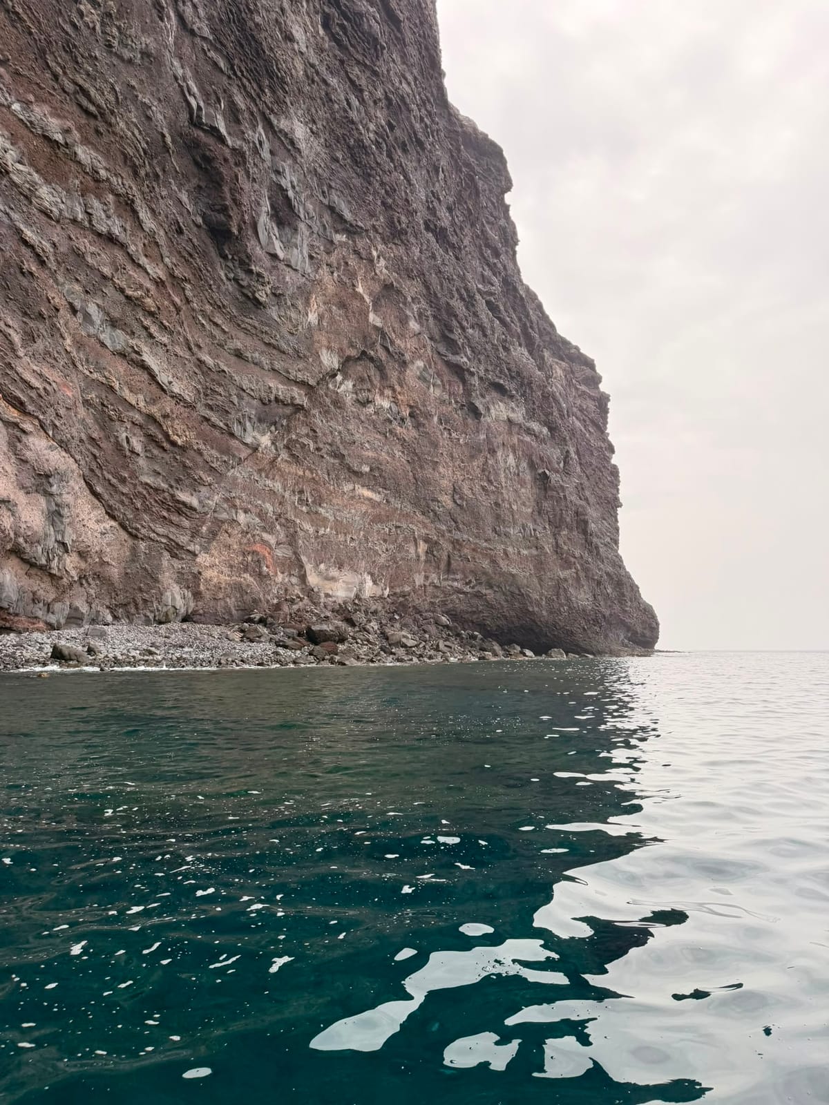 Kliffen aan de westkust van Gran Canaria, gezien vanaf de speedboot