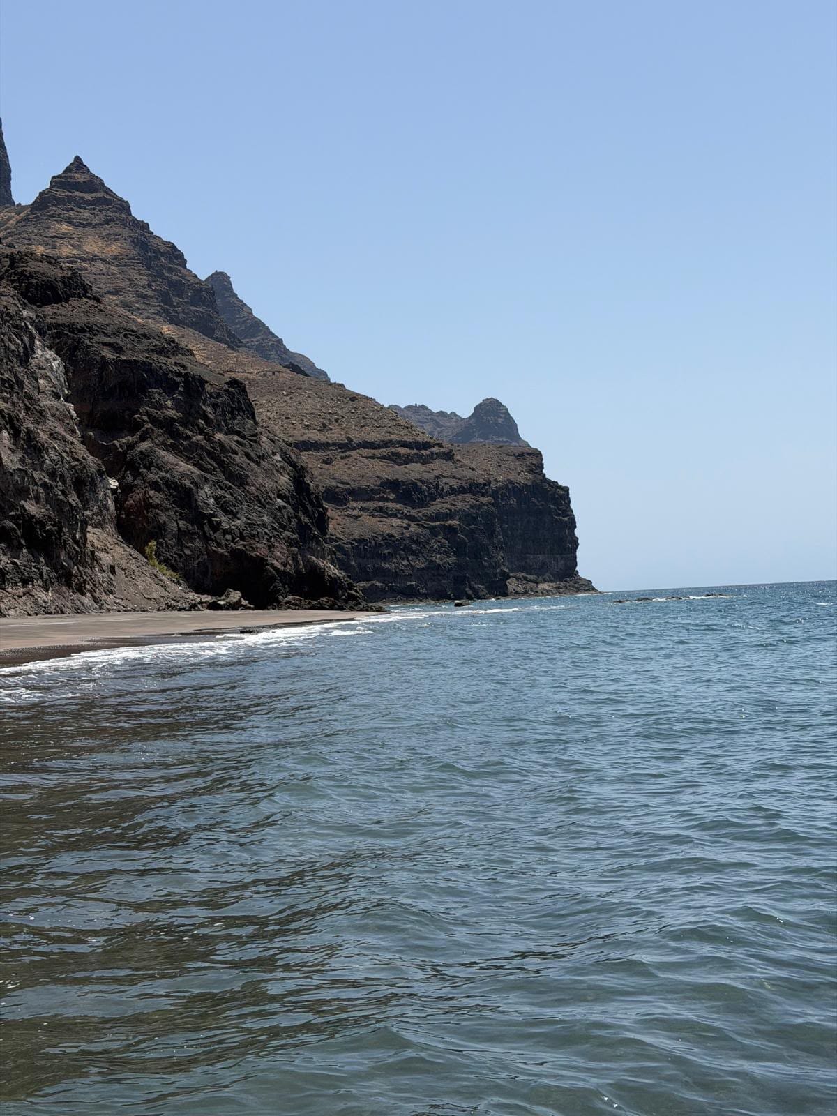 Kliffen aan de westkust van Gran Canaria, gezien vanaf de speedboot