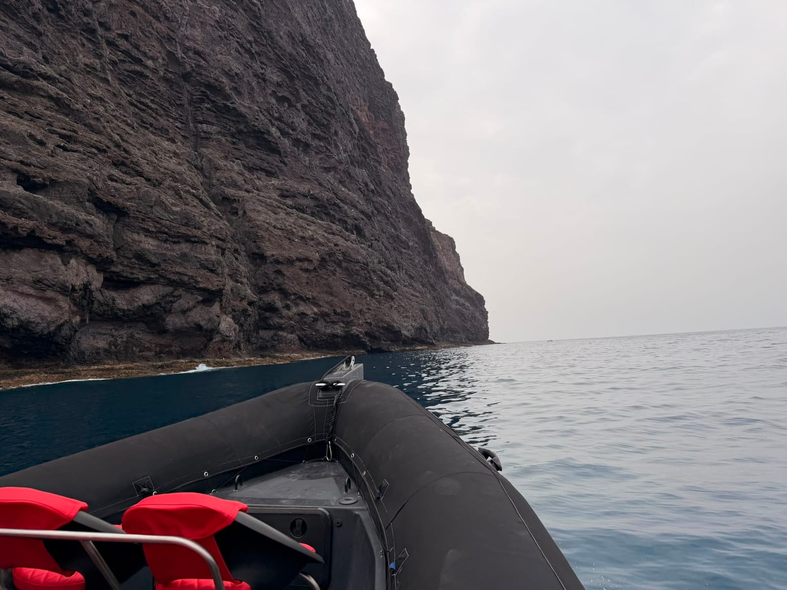 Kliffen aan de westkust van Gran Canaria, gezien vanaf de speedboot