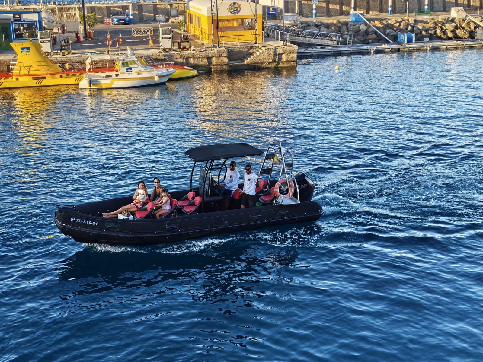 De speedboot met passagiers in de haven van Puerto de Mogán