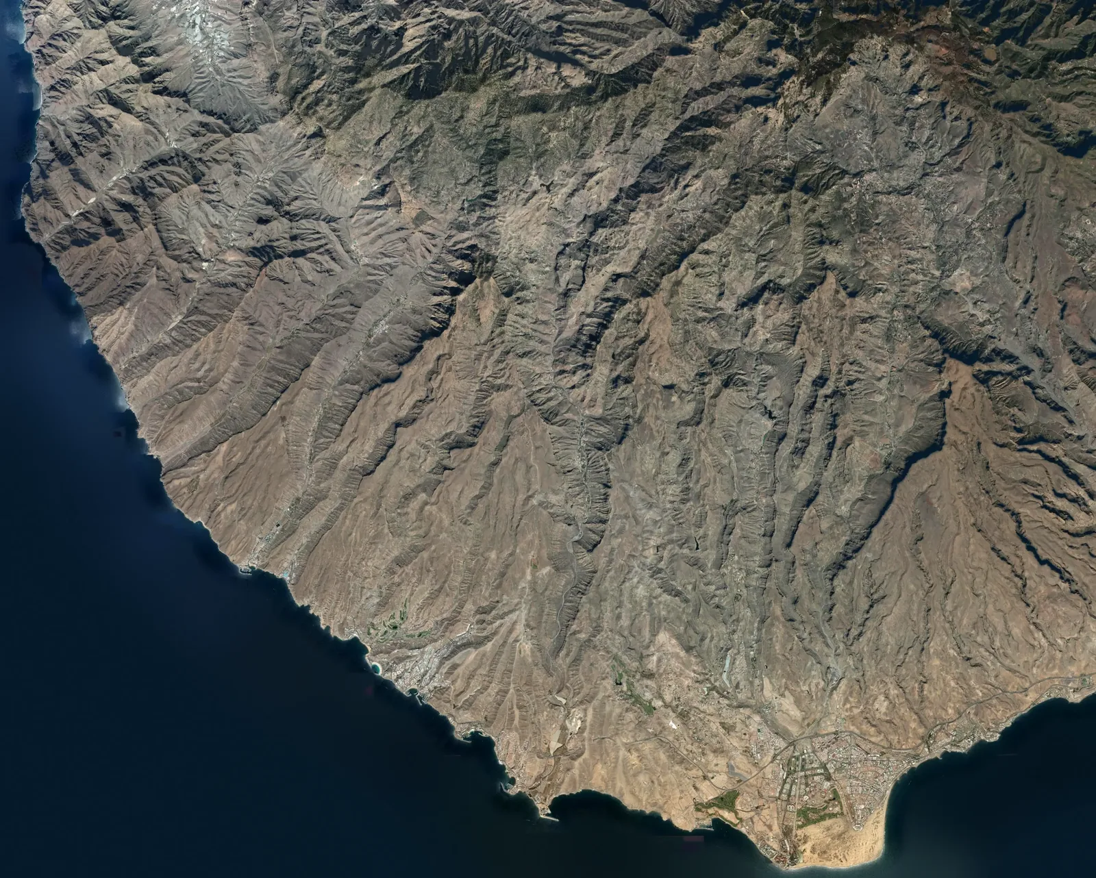 Fotografía aérea del suroeste de Gran Canaria, de la playa de Güi Güi a Bahía Feliz