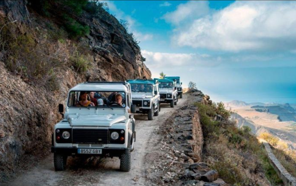 Todoterreno en una pista de montaña del interior de Gran Canaria