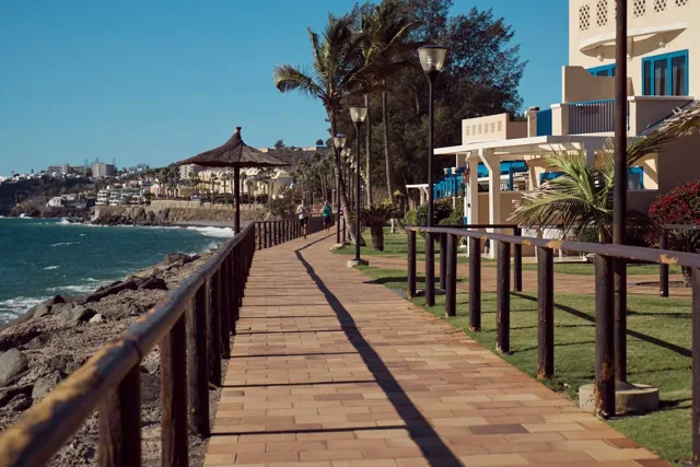 Strandpromenade von Bahía Feliz am Meer