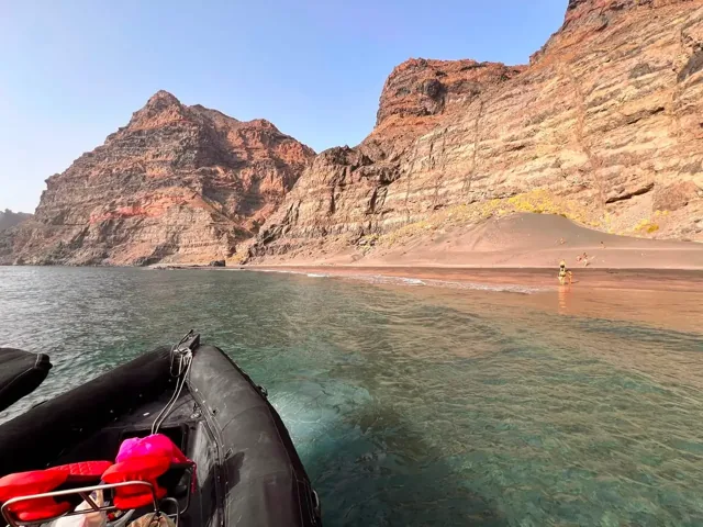 Strand von Güi Güi vom Boot aus, am Fuß der Steilküste