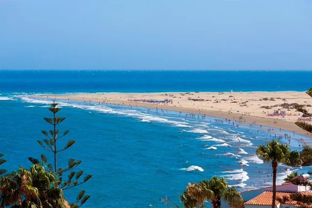 Playa del Inglés vista desde el paseo Costa Canaria