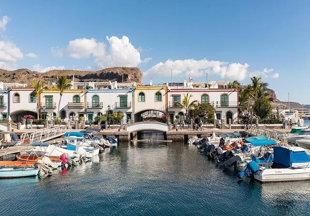 Casas blancas y barcas en los canales de Puerto de Mogán