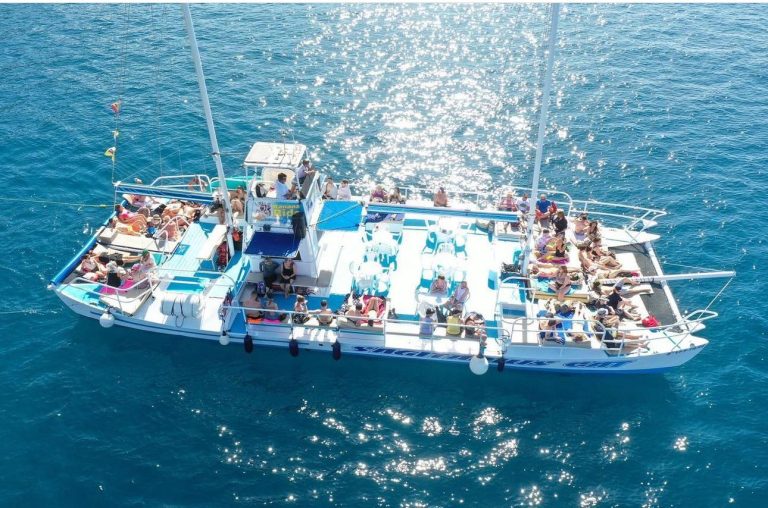 catamarán boat party